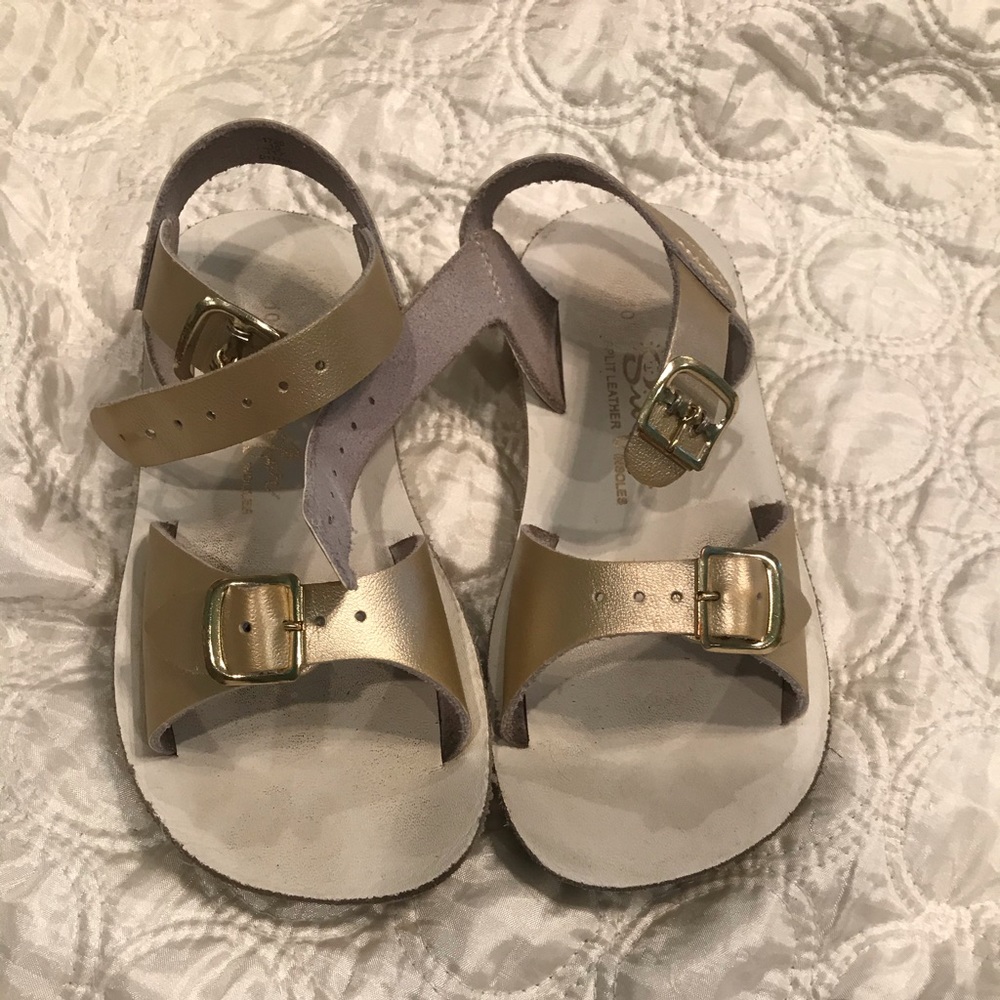 Sz 10 GUC sun San by Hoy. Gold and white sandals.
